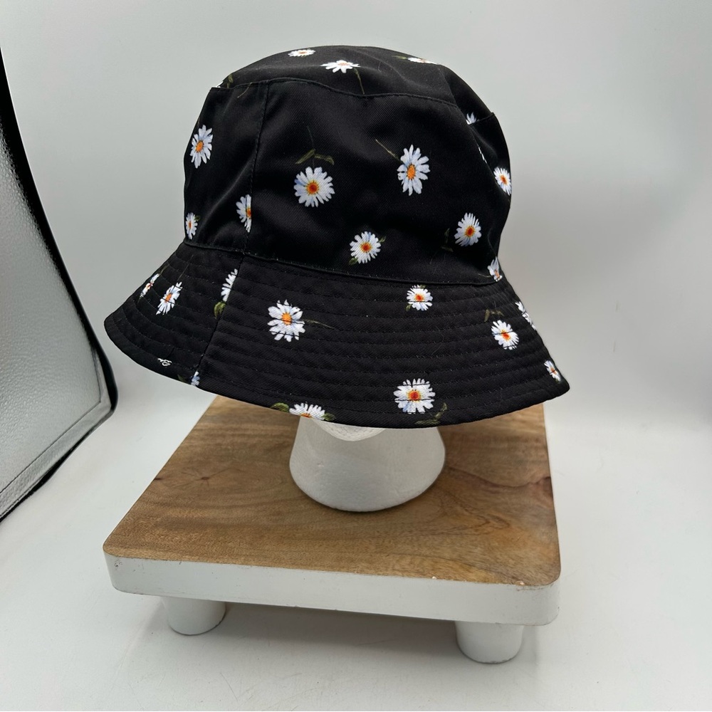 Alice + Olivia Black Daisy Bucket Hat New with Tags; reversible to white hat